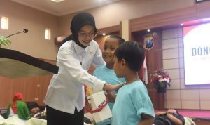 Wali Kota Kediri Vinanda Prameswati memberikan bingkisan berupa tumbler kepada anak-anak penderita thalasemia.