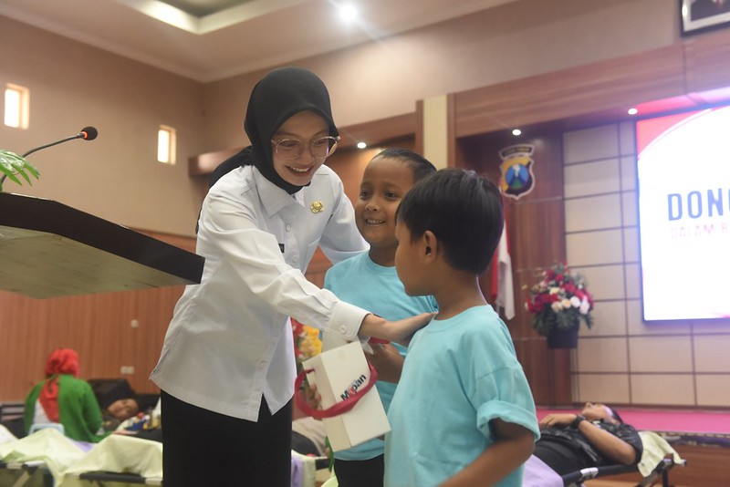 Wali Kota Kediri Vinanda Prameswati memberikan bingkisan berupa tumbler kepada anak-anak penderita thalasemia.