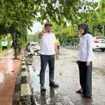 Wali Kota Kediri, Vinanda Prameswati, terjun langsung ke lokasi banjir yang menggenangi beberapa wilayah di Kota Kediri.