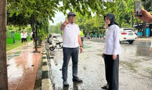 Wali Kota Kediri, Vinanda Prameswati, terjun langsung ke lokasi banjir yang menggenangi beberapa wilayah di Kota Kediri.