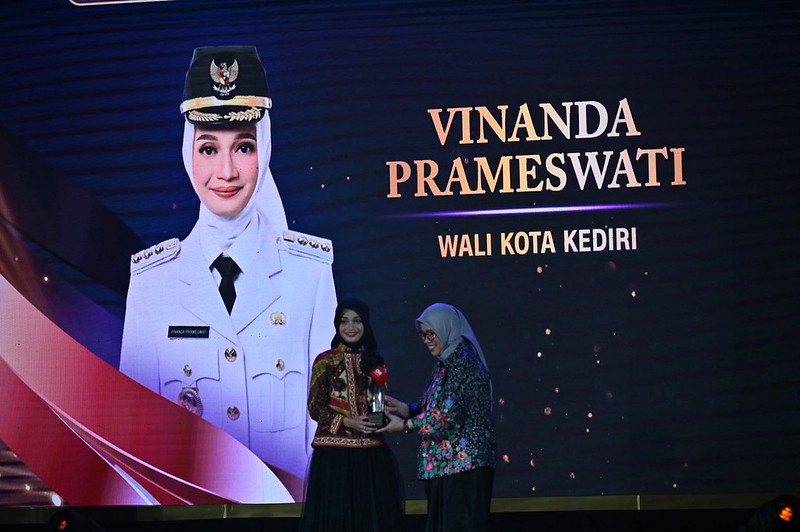 Wali Kota Kediri, Vinanda Prameswati, meraih penghargaan Outstanding Young Public Leader of The Year dalam ajang Leading Women Award 2025.