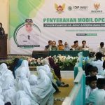Wali Kota Kediri, Vinanda Prameswati, menghadiri acara penyerahan dua unit mobil operasional kepada Pondok Pesantren Al Amien Ngasinan dan MUI Pusat.