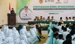 Wali Kota Kediri, Vinanda Prameswati, menghadiri acara penyerahan dua unit mobil operasional kepada Pondok Pesantren Al Amien Ngasinan dan MUI Pusat.