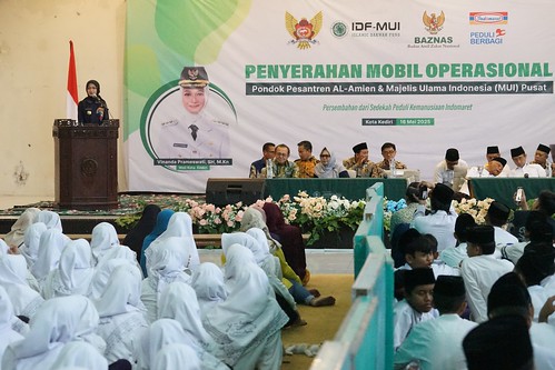 Wali Kota Kediri, Vinanda Prameswati, menghadiri acara penyerahan dua unit mobil operasional kepada Pondok Pesantren Al Amien Ngasinan dan MUI Pusat.