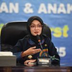 Wali Kota Kediri, Vinanda Prameswati, memberikan pengarahan kepada seluruh anggota Satuan Tugas PPA se-Kota Kediri.