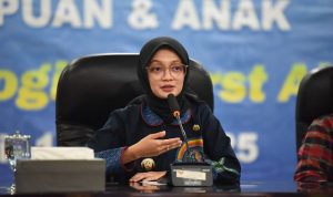 Wali Kota Kediri, Vinanda Prameswati, memberikan pengarahan kepada seluruh anggota Satuan Tugas PPA se-Kota Kediri.