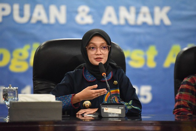 Wali Kota Kediri, Vinanda Prameswati, memberikan pengarahan kepada seluruh anggota Satuan Tugas PPA se-Kota Kediri.