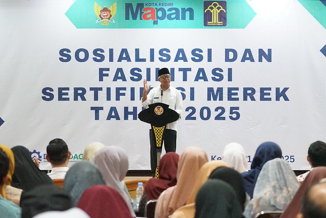 Wakil Wali Kota Kediri, Qowimuddin, resmi membuka acara Sosialisasi dan Fasilitasi Sertifikasi Merek Tahun 2025 di Ruang Joyoboyo, Balai Kota Kediri.