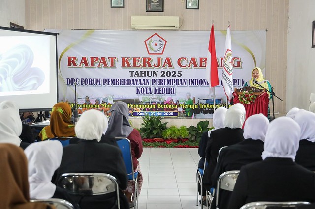Ketua TP PKK Kota Kediri sekaligus Dewan Pakar DPC FPPI Kota Kediri, Faiqoh Azizah Muhammad, hadir dalam pembukaan Rapat Kerja Cabang Tahun 2025 DPC FPPI Kota Kediri di Aula RSIA Melinda Kota Kediri.