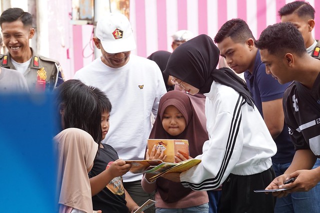 Wali Kota Kediri Vinanda Prameswati membagikan buku kepada anak-anak yang mengikuti aksi membaca buku serentak di Car Free Day Jalan Dhoho.