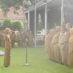 Wali Kota Kediri Vinanda Prameswati saat Apel Pagi di Halaman Balai Kota Kediri.