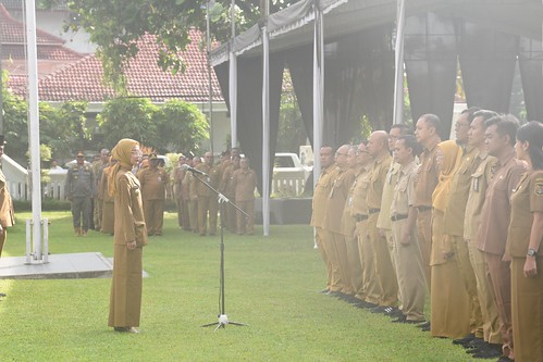 Wali Kota Kediri Vinanda Prameswati saat Apel Pagi di Halaman Balai Kota Kediri.