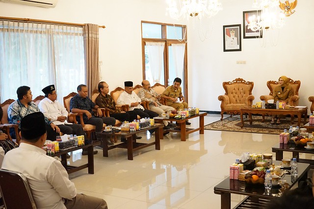 Wali Kota Kediri, Vinanda Prameswati, menggelar diskusi dengan 16 pimpinan perguruan tinggi se-Kota Kediri di Rumah Dinas Wali Kota.