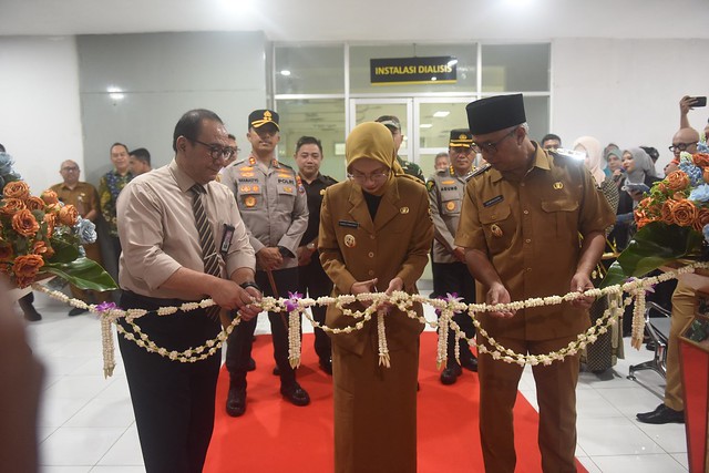 Wali Kota Kediri, Vinanda Prameswati, meresmikan tiga fasilitas kesehatan baru di RSUD Gambiran.