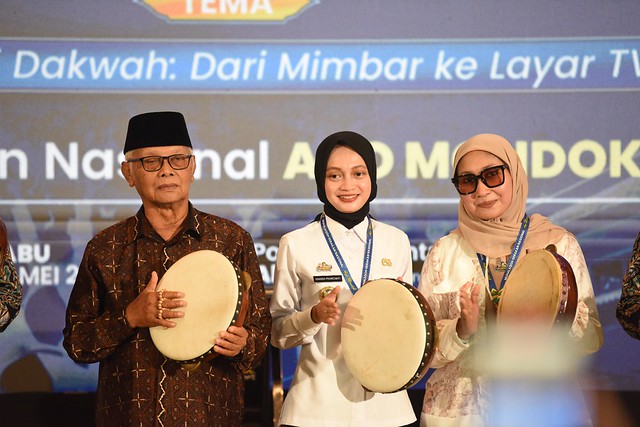 Wali Kota Kediri, Vinanda Prameswati, bersama sejumlah ulama dan tokoh pesantren, meresmikan Gerakan Nasional "Ayo Mondok" di Pondok Pesantren Al Amien Ngasinan, Kediri.