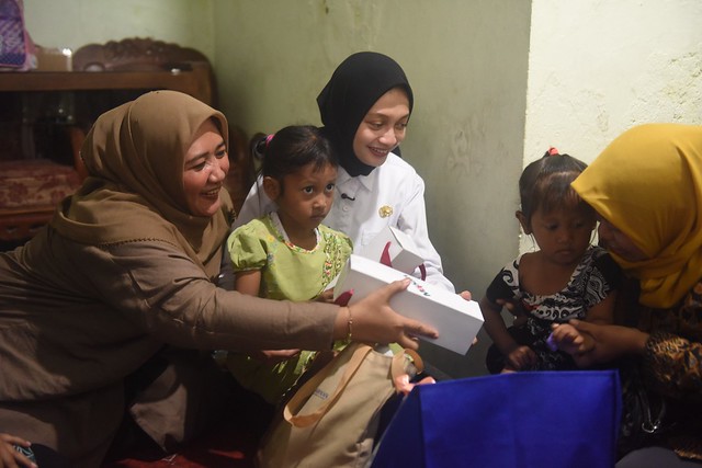 Wali Kota Kediri, Vinanda Prameswati, bersama Ketua TP PKK Kota Kediri, Faiqoh Azizah Muhammad, menyerahkan bantuan pangan secara simbolis kepada tiga balita penderita stunting di Kelurahan Gayam.
