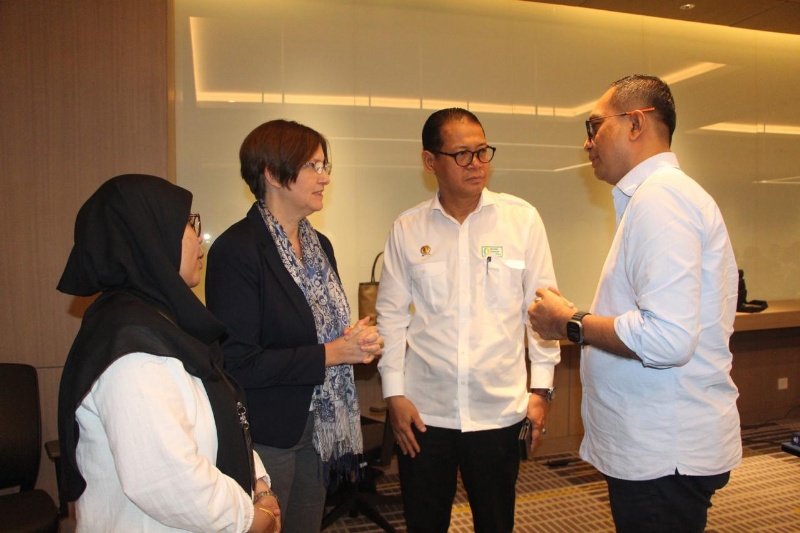 Direktur Utama PT JGU, Mirza Muttaqien bersama Badan Pangan Nasional.
