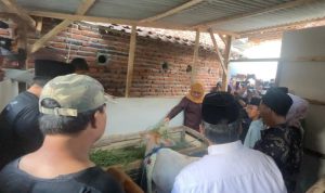 Gubernur Jatim Khofifah Indar Parawansa menyerahkan dua pasang sapi kepada Nanda dan keluarganya.
