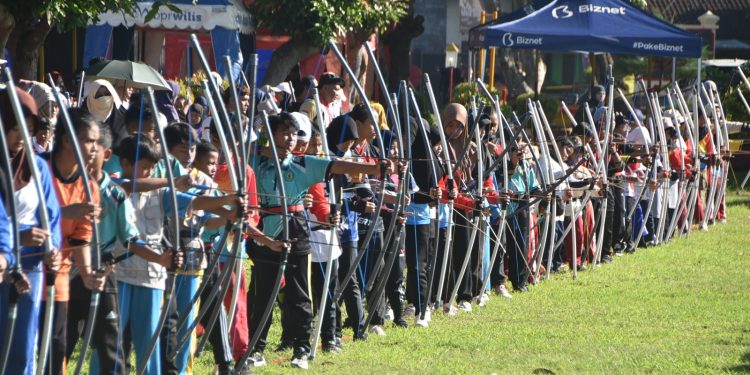 Memperingati Hari Bhayangkara ke-79, Polres Bondowoso Polda Jatim menyelenggarakan kompetisi panahan pada tahun 2025. (Foto: Polres Bondowoso)
