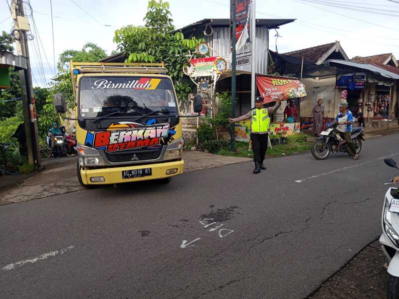 Penjagaan lalu lintas oleh Polres Tulungagung.