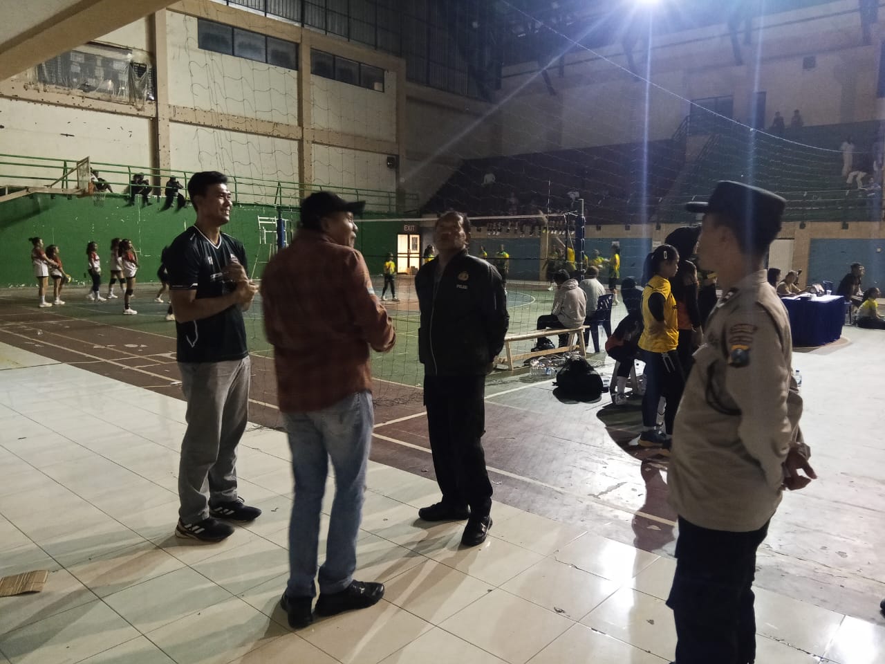 IMG-20250531-WA0009 Polsek Tulungagung Kota, Polres Tulungagung, menggelar pengamanan pada turnamen bola voli antar klub. (Foto: Polsek Tulungagung Kota)