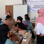 Pelatihan ketrampilan linting rokok di tahun 2024 yang digelar oleh Disperindag Kabupaten Blitar.