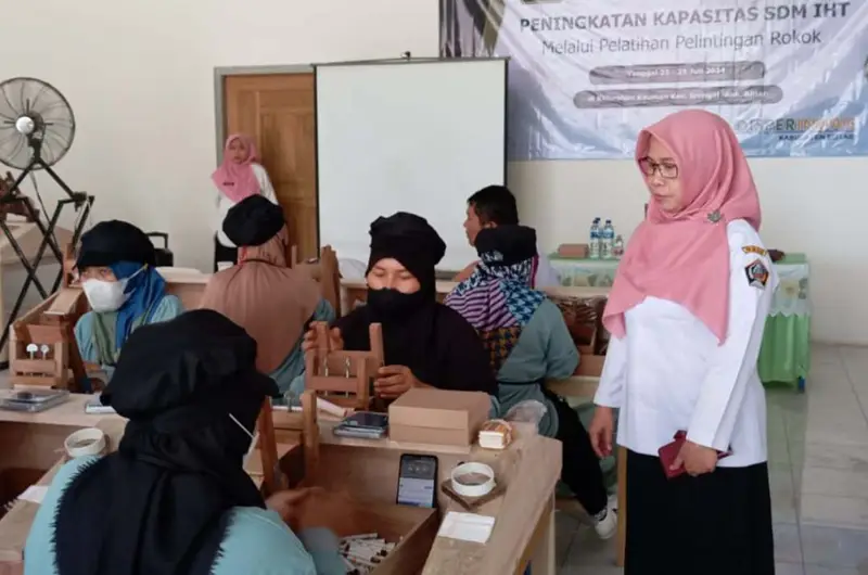 Pelatihan ketrampilan linting rokok di tahun 2024 yang digelar oleh Disperindag Kabupaten Blitar.