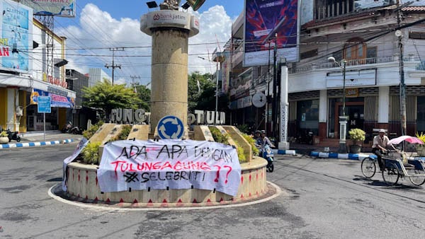 Banner yang dibentangkan AMTI di Perempatan Tugu Kendang, Rabu (7/5/2025).