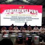 Konferensi pers di lokasi penggerebekan, Kamis, 8 Mei 2025.