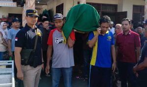 Salah satu narapidana saat menghadiri pemakaman kakeknya pada Sabtu (10/5/2025). (Foto: Achmad Zunaidi/serayunusantara.com)