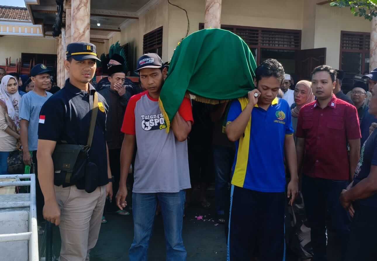 Salah satu narapidana saat menghadiri pemakaman kakeknya pada Sabtu (10/5/2025). (Foto: Achmad Zunaidi/serayunusantara.com)