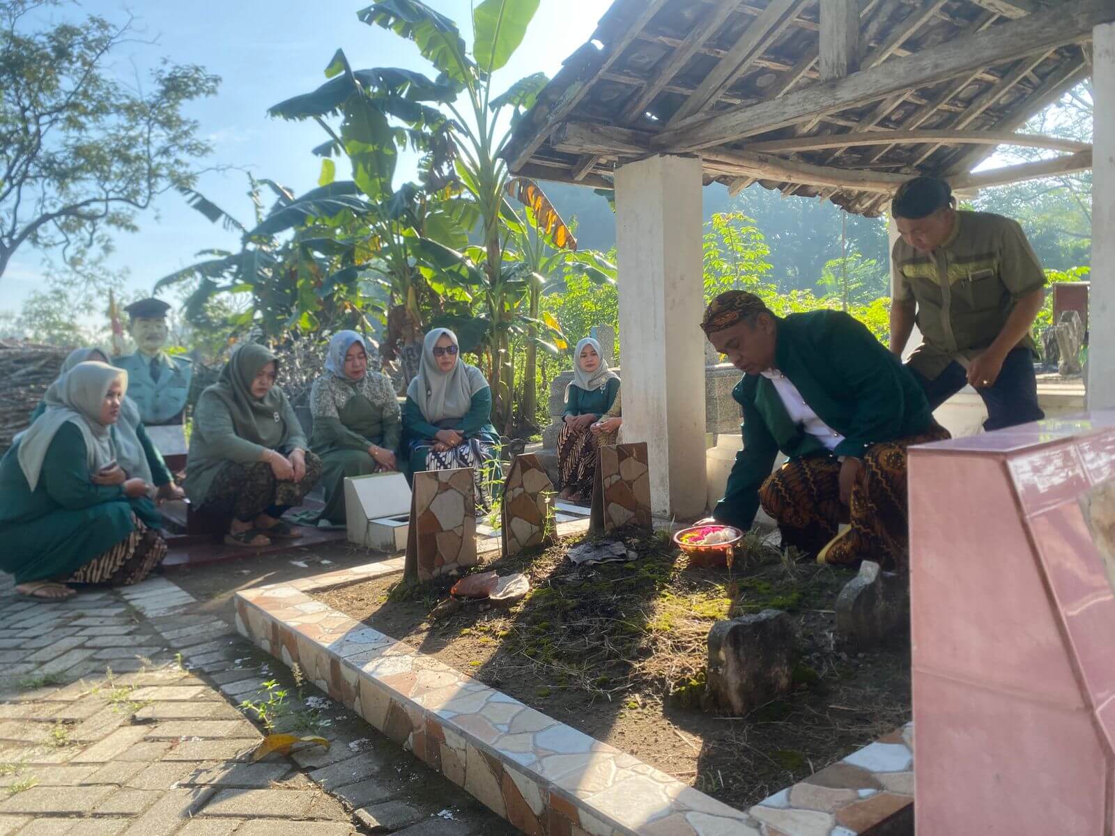 Perangkat Kelurahan Kademangan bersama warga, melakukan ziarah ke makam para tokoh agama dan lurah lama sebagai bentuk penghormatan atas jasa-jasa. (Foto: Achmad Zunaidi/serayunusantara.com)