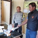 Polisi yang mengamankan sejumlah barang bukti dari kejadian keracunan massal bakso di Desa Wonotirto, Kecamatan Wonotirto, Kabupaten Blitar. (Foto: Polres Blitar)