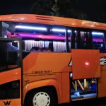 Bus Persik Kediri yang mengalami pecah kaca akibat lemparan batu suporter Arema FC. (Dok. Polres Kediri)