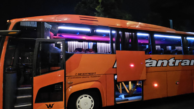 Bus Persik Kediri yang mengalami pecah kaca akibat lemparan batu suporter Arema FC. (Dok. Polres Kediri)