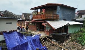 Rumah yang terdampak longsor di Perumahan Puri Kenari Asri, Kota Blitar, Kamis, 15 Mei 2025. (Foto: Thoha Ma'ruf/serayunusantara.com)