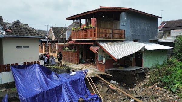 Rumah yang terdampak longsor di Perumahan Puri Kenari Asri, Kota Blitar, Kamis, 15 Mei 2025. (Foto: Thoha Ma'ruf/serayunusantara.com)