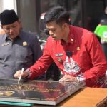 Penandatanganan prasasti gedung dan fasilitas PSC 119 oleh Wali Kota Blitar, dengan jargon "Sakit Dijemput, Sehat Diantar". (Foto: Achmad Zunaidi/serayunusantara.com)