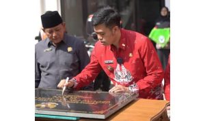 Penandatanganan prasasti gedung dan fasilitas PSC 119 oleh Wali Kota Blitar, dengan jargon "Sakit Dijemput, Sehat Diantar". (Foto: Achmad Zunaidi/serayunusantara.com)