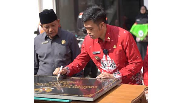Penandatanganan prasasti gedung dan fasilitas PSC 119 oleh Wali Kota Blitar, dengan jargon "Sakit Dijemput, Sehat Diantar". (Foto: Achmad Zunaidi/serayunusantara.com)