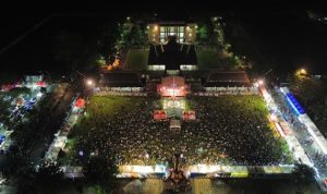 Masyarakat saat melihat panggung hiburan dan pelantikan SMSI Blitar Raya, Sabtu, 24 Mei 2025 di Alun-alun Kanigoro, Kabupaten Blitar. (Foto: serayunusantara.com)