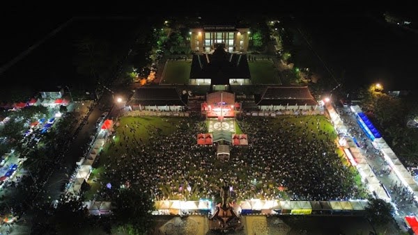 Masyarakat saat melihat panggung hiburan dan pelantikan SMSI Blitar Raya, Sabtu, 24 Mei 2025 di Alun-alun Kanigoro, Kabupaten Blitar. (Foto: serayunusantara.com)