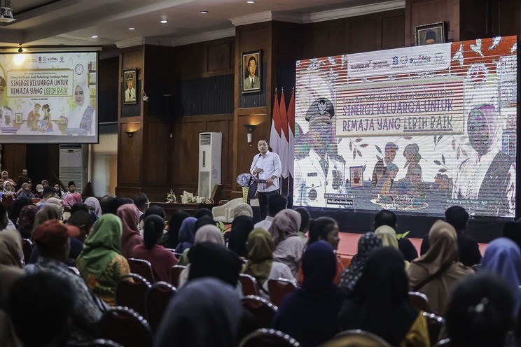 Wali Kota Surabaya Eri Cahyadi dalam “Kelas Sinergi Keluarga untuk Remaja yang Lebih Baik”, yang berlangsung di Gedung Sawunggaling.