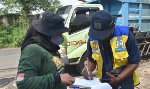 Operasi pembongkaran di Kali Lamong.