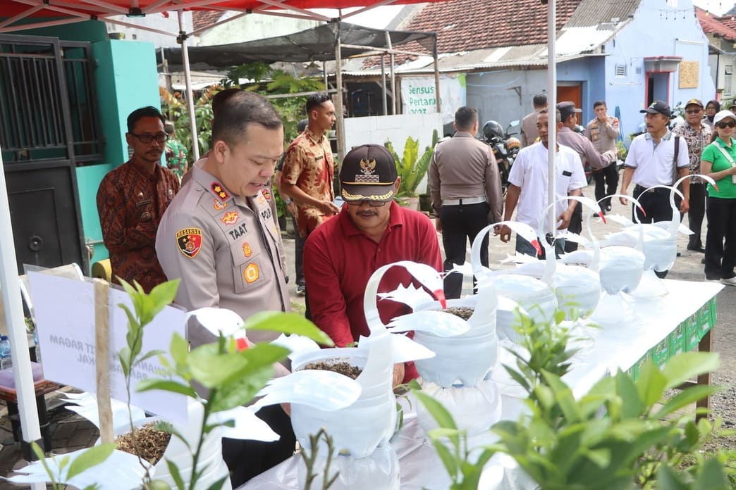 Kapolres Tulungagung AKBP Muhammad Taat Resdi melakukan asistensi dan pemantauan terhadap program P2B di Desa Winong, Kecamatan Kedungwaru
