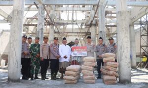 Kapolres Kediri Kota memberikan bantuan material sebanyak 50 sak semen untuk pembangunan Masjid Baitul Makmur di Dusun Kemiri, Desa Kedungsari, Kecamatan Tarokan, Kabupaten Kediri.