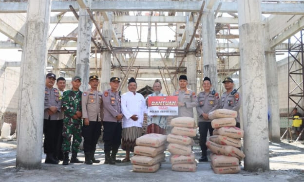Kapolres Kediri Kota memberikan bantuan material sebanyak 50 sak semen untuk pembangunan Masjid Baitul Makmur di Dusun Kemiri, Desa Kedungsari, Kecamatan Tarokan, Kabupaten Kediri.