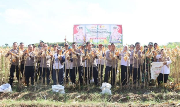 Kapolres Kediri Kota bersama Wakapolres menghadiri panen raya jagung di Dusun Kamal, Desa Banyakan, Kecamatan Banyakan, Kabupaten Kediri.