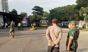Polsek Mojoroto bekerja sama dengan Polres Kediri Kota mengerahkan personel guna mengamankan keberangkatan calon jamaah haji asal Kota Kediri.