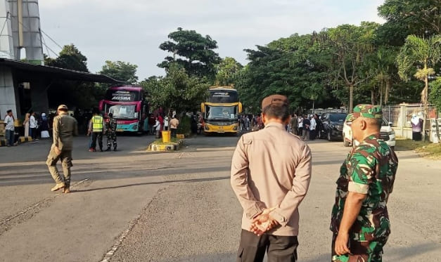 Polsek Mojoroto bekerja sama dengan Polres Kediri Kota mengerahkan personel guna mengamankan keberangkatan calon jamaah haji asal Kota Kediri.